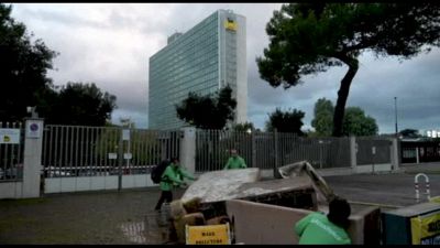 Fango e detriti dell'alluvione scaricati davanti all'Eni a Roma