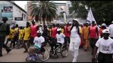 La fiamma dei Giochi Olimpici Giovanili attraversa le strade di Dakar