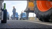 Francia, la polizia blocca il convoglio dei trattori diretti a Rungis