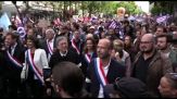 Leader LFI Mélenchon canta la Marsigliese al corteo studenti a Parigi