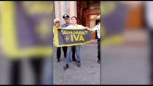 Ultima Generazione con le forbici davanti Senato: Meloni tagli l'Iva?