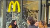 Parigi, i danni il giorno dopo le manifestazioni: 1.800 fermati