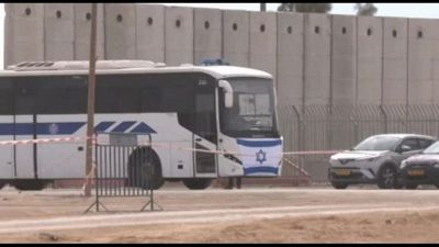 Gli autobus con detenuti palestinesi lasciano la prigione di Ktziot
