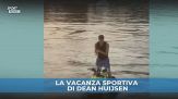 Huijsen balla e impenna sulla moto d'acqua