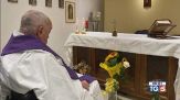Prima foto del Papa in preghiera al Gemelli