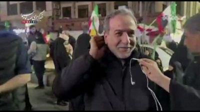 Iran, il presidente Pezeshkian a sorpresa tra la folla a Teheran