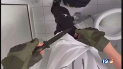 Insegnante aggredita caccia agli istigatori