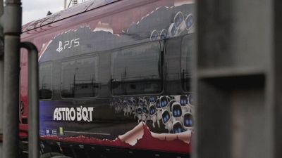 Astro Bot viaggia in treno ad alta velocità