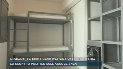 Migranti, la prima nave italiana verso l'Albania
