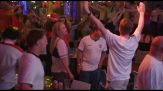 Manchester, la festa dei tifosi inglesi dopo la vittoria sul Messico