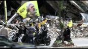 Libano, bandiere di Hezbollah tra le macerie di Beirut