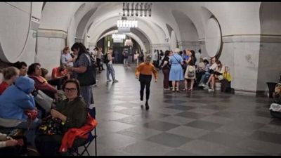 Gli abitanti di Kiev sottoterra durante le sirene antiaeree