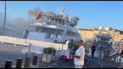 Yacht di lusso va a fuoco nel porto di Saint Tropez