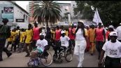 La fiamma dei Giochi Olimpici Giovanili attraversa le strade di Dakar
