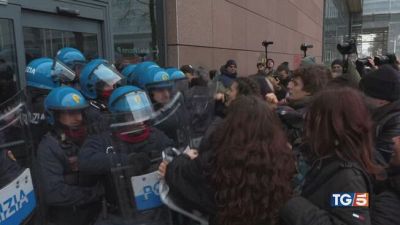 Corteo ProPal Torino scontri e agenti feriti