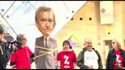 "Tassate i ricchi": la protesta fuori dall'assemblea di Lvmh