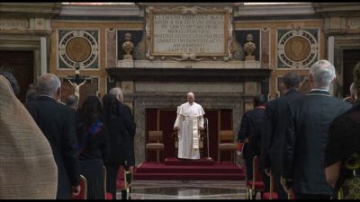 Il Papa: troppi squilibri nel mondo e condizioni indegne di lavoro