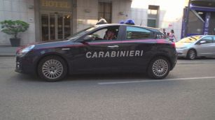 Uccise ragazza, in permesso accoltella un collega in albergo
