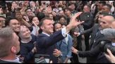 Macron a Giacarta, selfie con gli studenti indonesiani