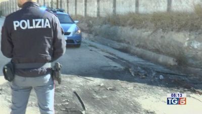 "Mi ha chiuso dentro l'auto tra le fiamme"