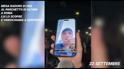 Ultimo, i fan si ritrovano nel suo parchetto e lui li videochiama
