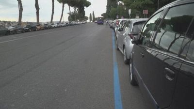 Roma, parcheggia all'alba e al ritorno trova l'auto su strisce blu