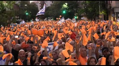 A Buenos Aires folla fazzoletti arancioni per i Bibas e ostaggi Hamas