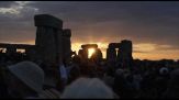 Migliaia di persone a Stonehenge per il solstizio d'estate