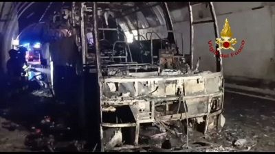 Genova, pullman carbonizzato dopo l'incendio in una galleria dell'A12