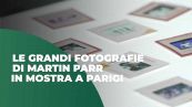Una mostra a Parigi celebra le grandi fotografie di Martin Parr