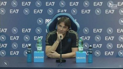 La gaffe di Conte: "Io sono bianco e nero... no facciamo che sono rosso e blu"