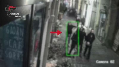 Prima il pestaggio, poi la "stesa" fuori da un locale