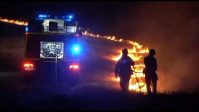 Spagna, i pompieri lottano contro un incendio che ha bruciato 2000 ettari