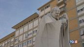 Il Papa sta meglio, lavora dal Gemelli