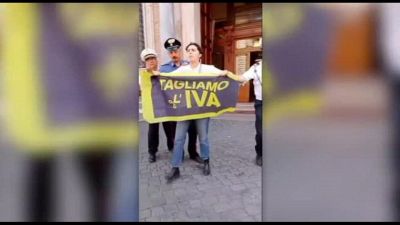 Ultima Generazione con le forbici davanti Senato: Meloni tagli l'Iva?