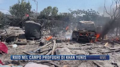 Breaking News delle 21.30 | Raid nel campo profughi di Khan Yunis