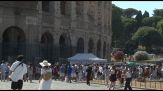 Caldo a Roma, al Colosseo turisti a caccia di uno spicchio d'ombra