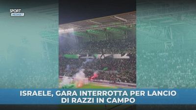 Razzi in campo, partita interrotta