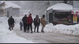 Neve in Pakistan, centinaia di persone accorrono a Murree