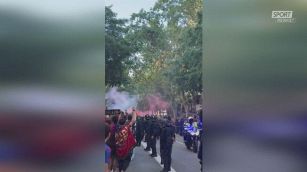 Tifosi del Barcellona cosa fate? Attaccano il bus del… Barcellona!