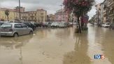 Piogge e allagamenti le isole tra le fiamme