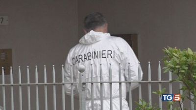 Presa a martellate davanti ai bambini