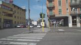 Vede la polizia, scappa e si schianta con il suo scooter