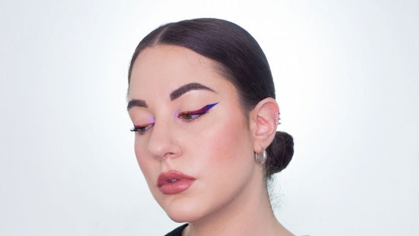 Come creare un eyeliner colorato con ombretti di ogni tonalità