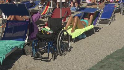Non solo le suore, a Spotorno anche il prete ha preso i bagni