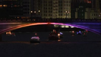 Lo spettacolo di luci sul Tamigi per la Regina