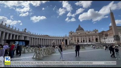 Ufficio postale vicino più al Vaticano, abbraccio fedeli al Papa