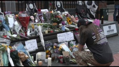 I fan di Ozzy Osbourne depongono fiori nella sua Birmingham