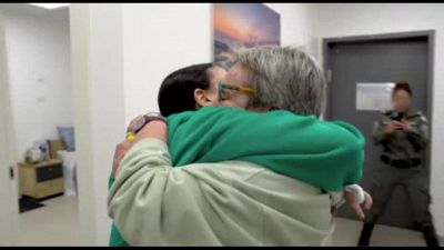 Israele, le ragazze liberate abbracciano le madri