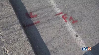 Scivola dalla moto uccisa da un furgone